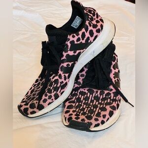 Women’s Adidas Pink Cheetah tennis shoes 8.5 Cheetah athletic shoes running shoe